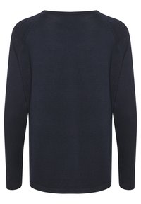 Hosszúujjú ing tengerészkék színben, puha anyagból, laza szabással. Kerek nyakkivágással és bordás szegélyekkel rendelkezik. Nincsenek látható minták vagy díszítések.