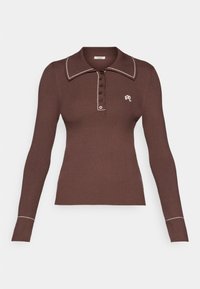 Brun ribbet langærmet polo skjorte med en stor krave, fem-knap lukning, hvide stikninger og et broderet logo på brystet.