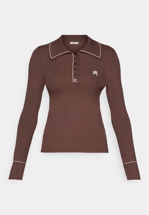 Brun ribbet langærmet polo skjorte med en stor krave, fem-knap lukning, hvide stikninger og et broderet logo på brystet.