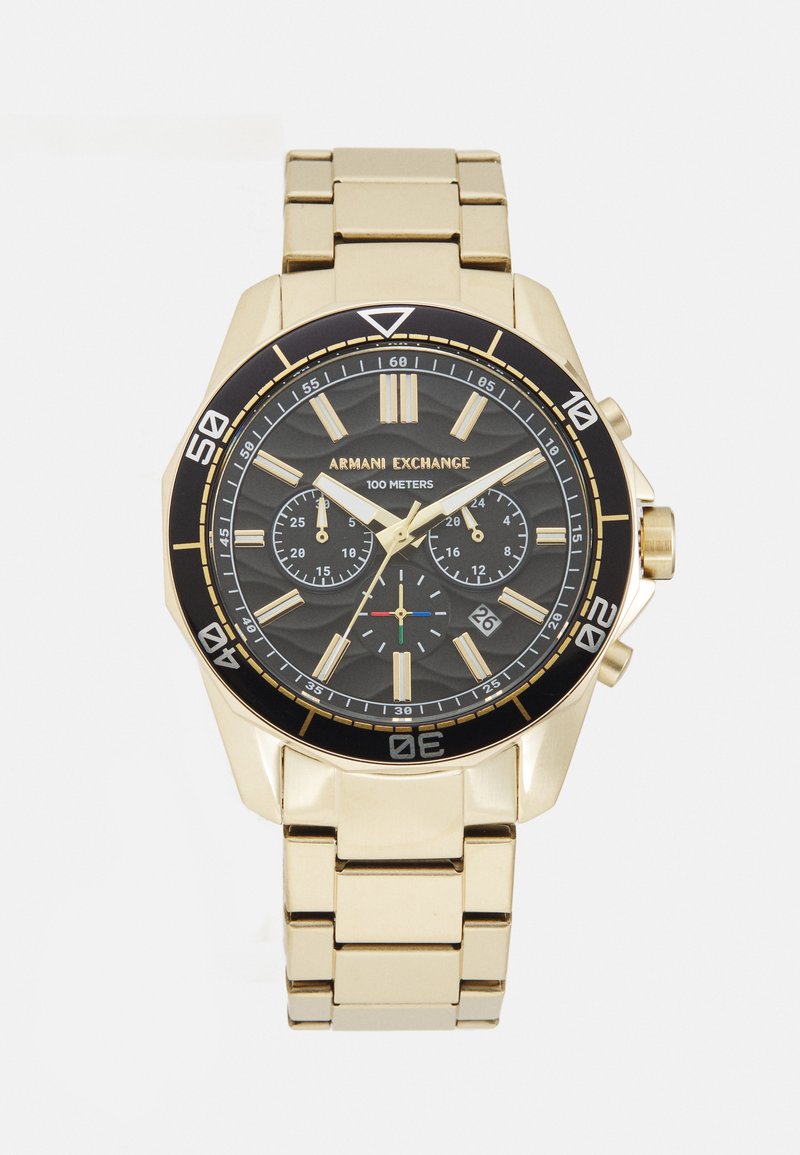 Orologio in acciaio inox dorato con lunetta nera, quadrante grigio testurizzato e indici delle ore dorati. Presenta sottodial e una finestra della data alle 4.