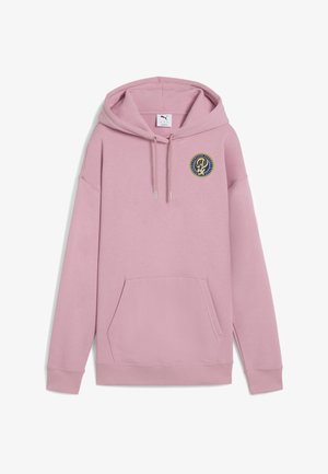 Lyserød pullover hoodie lavet af blødt bomuldsblandingsmateriale. Har en lommen foran, snore og et cirkulært logo-patch på brystet.
