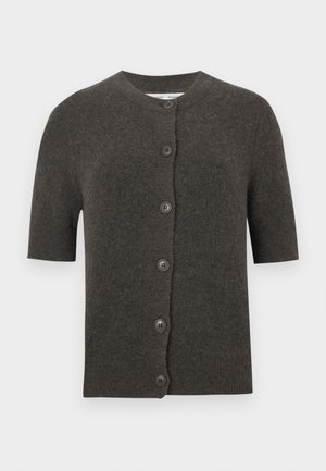 Cardigan gris foncé à manches courtes en laine douce avec un col rond et six boutons marron sur le devant. Texture lisse.