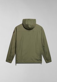 Chaqueta liviana de color verde oliva, con capucha, puños elásticos y un diseño aerodinámico. Sin cierres ni adornos visibles.