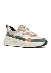 Zapatilla deportiva con un diseño de materiales mixtos en blanco, melocotón y verde con acentos dorados, cierre de cordones y suela texturizada.