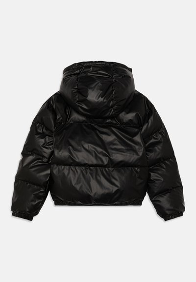Svart dunjakke med hette, kort snitt, blank overflate, horisontalt sydd paneler, elastiske mansjetter og kant for en tettsittende passform.