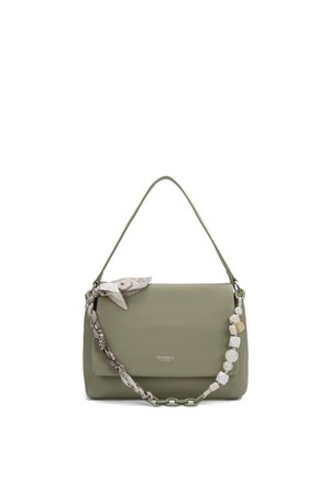 Sac à main vert olive avec une sangle d'épaule unique, décoré d'un foulard torsadé et de perles blanches pendantes sur un côté.