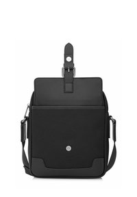 Czarna torba na ramię z teksturowanej tkaniny, z kontrastującymi gładkimi akcentami, regulowanym paskiem oraz klapą zamykaną na srebrny guzik.