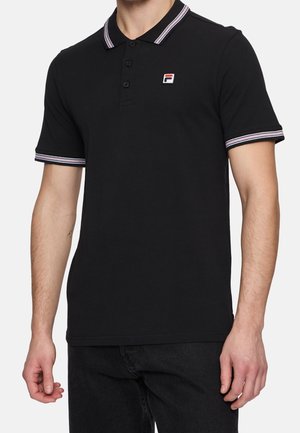 Czarna koszulka polo z krótkim rękawem, z kołnierzem i mankietami w czerwono-biało-czarne paski, małe czerwono-niebieskie logo na lewej piersi.