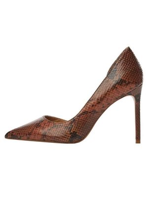 Bruine pump met hoge hak, spits toelopende neus en slangenhuidtextuur, voorzien van een slanke stilettohak.