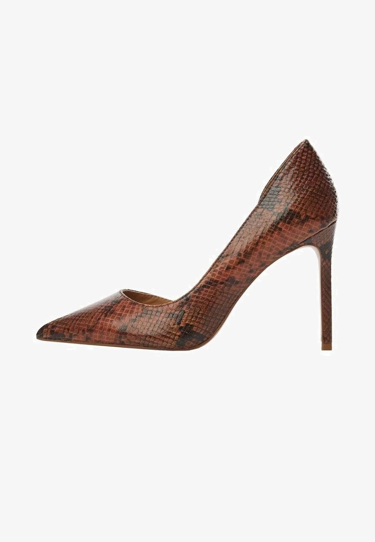 Escarpin marron à talon haut avec toe pointu et texture imitation peau de serpent, doté d'un talon aiguillon fin.