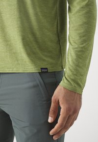 Patagonia COOL DAILY GRAPHIC LANDS - Hosszú ujjú felső - buckhorn green