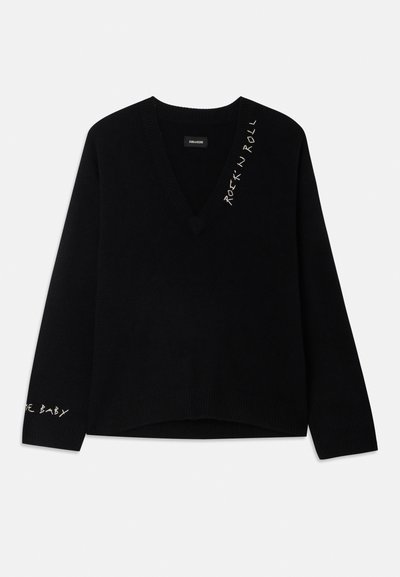 Schwarzer V-Ausschnitt-Pullover mit langen Ärmeln; verfügt über weißen gestickten Text "ROCK 'N ROLL" und "BABE" auf den Ärmeln; aus einem weichen Stoff gefertigt.