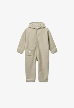 Hellgrauer Fleece-Babyanzug mit Kapuze, vorderen Druckknöpfen, langen Ärmeln und einem kleinen Bärengesicht auf der linken Vordertasche.