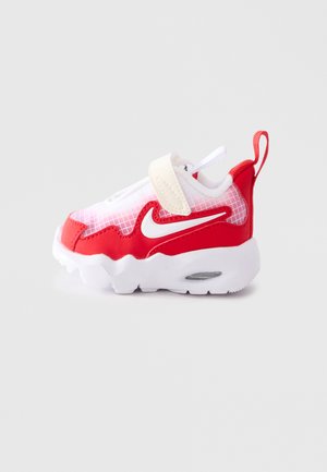 Piros és fehér kisgyerek sportcipő tépőzárral, fehér Nike logóval, hálós felsőrésszel és párnázott talppal, látható légzsákkal.
