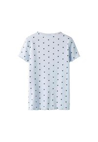 Camiseta de manga corta azul claro con textura acanalada, que presenta un patrón de pequeñas mariposas negras distribuidas uniformemente por toda la tela.