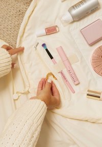 The Flat Lay Co. THE FLAT LAY CO. DRAWSTRING MAKEUP BAG - Neceser - vanilla parachute