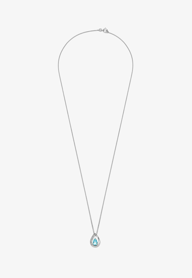 Srebrna ogrlica z obeskom v obliki kapljice, ki vsebuje svetlo modri kamen, okrašena z majhnimi belimi dragulji ob robu.