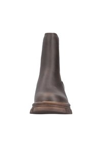 Bottine en cuir marron avec une finition lisse, bout rond et petit talon empilé. Coutures visibles le long des bords, design minimal.