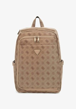 Sac à dos beige en tissu texturé avec un motif répétitif, fermeture éclaire double et une poignée supérieure. Logo en triangle à l'avant.