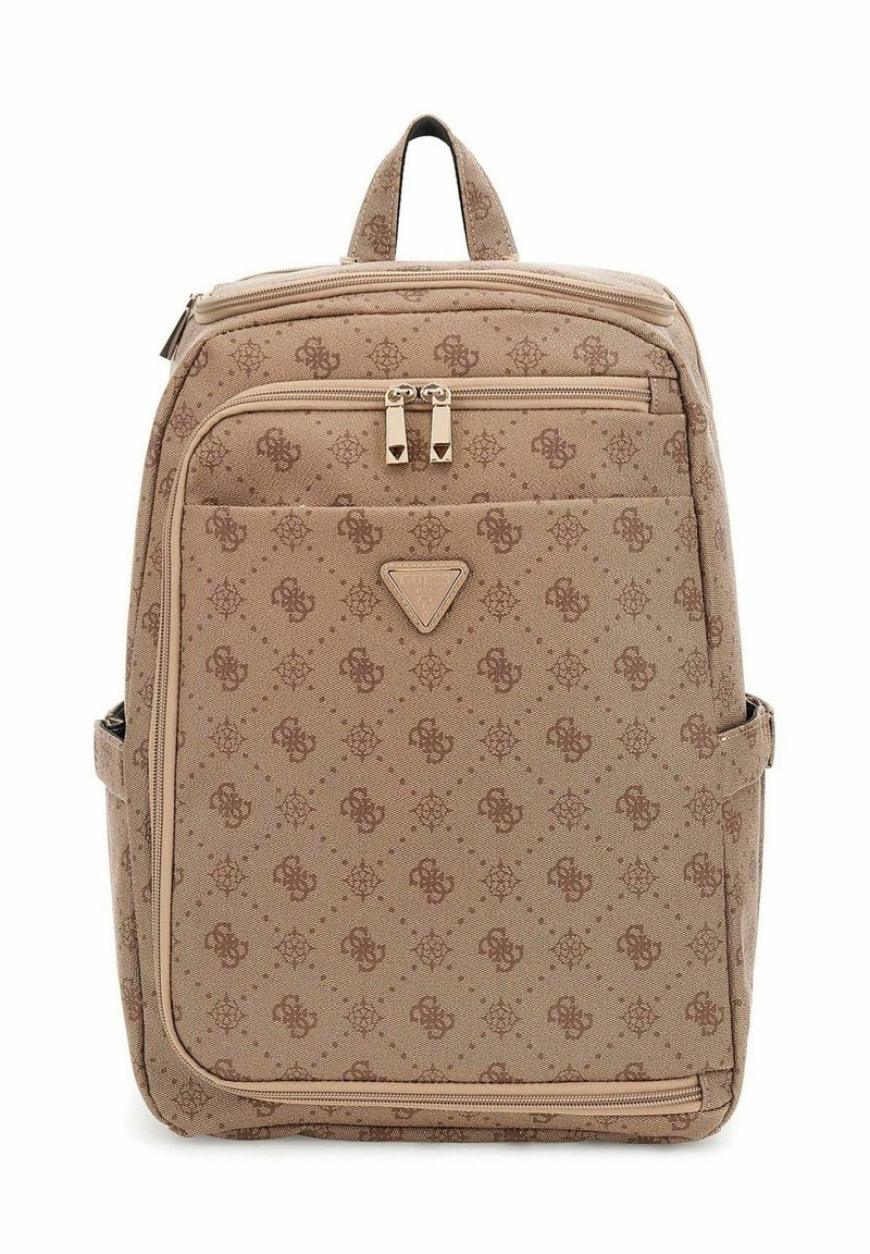 Sac à dos beige en tissu texturé avec un motif répétitif, fermeture éclaire double et une poignée supérieure. Logo en triangle à l'avant.