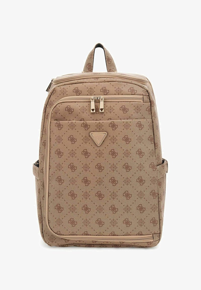 Sac à dos beige en tissu texturé avec un motif répétitif, fermeture éclaire double et une poignée supérieure. Logo en triangle à l'avant.