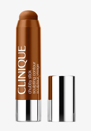 Crayon contour sculptant Clinique Chubby Stick en brun avec base et capuchon argentés placés à côté sur fond blanc.