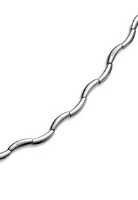 Sølvarmbånd med buede, sammenflettede led med indgraveret branding. Glat overflade med poleret finish.