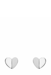 Pendientes de aro en forma de corazón de plata con un acabado pulido, que presentan un diseño dividido que crea una apariencia elegante y moderna.