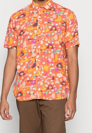 Kortærmet skjorte med knapper, med en lys orange baggrund og farverige abstrakte tegneseriefjæs, blomster og mønstre.