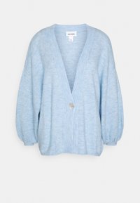 Světle modrý pletený kardigan s hlubokým výstřihem do V, oversized siluetou a balónovými rukávy, s jedním knoflíkovým zapínáním. Měkká textura.