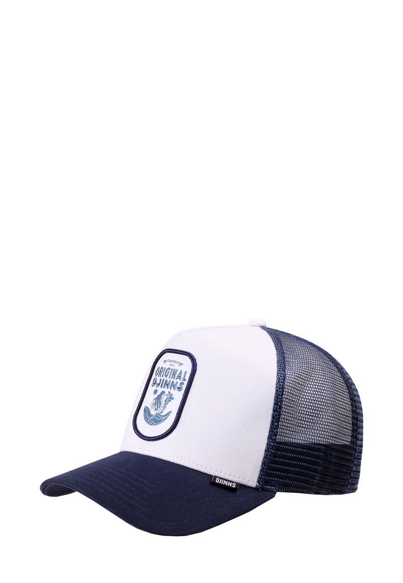 Cappello trucker bianco e blu navy con rete sul retro e patch frontale con la scritta "Original Djinns" che presenta un design di onde e piante.