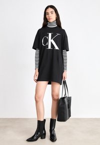 Calvin Klein Jeans BOLD BOYFRIEND DRESS - Trikotāžas kleita - black/white