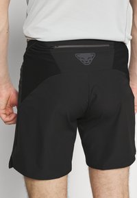 Dynafit ALPINE PRO - Lühikesed püksid (õue) - black out
