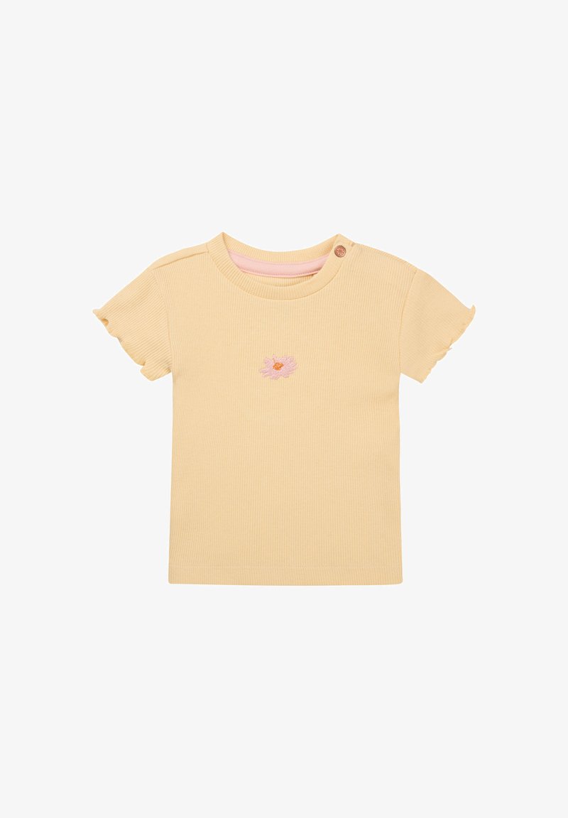 Gul ribbet kortærmet t-shirt med rund hals, med en pink broderet blomsterdetalje på forsiden og en trykknaplukning på skulderen.