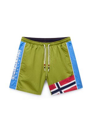 Olivgrüne Badeshorts mit blauen seitlichen Einsätzen, weißem Kordelzug und einem roten, weißen und marineblauen Flaggenaufnäher am vorderen rechten Bein.