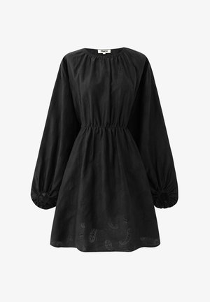 Zwarte lange jurk met elastische taille en manchetten, ronde halslijn en subtiel paisleypatroon op lichte stof.