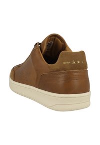 Zapatillas de cuero marrón con un upper texturizado, acentos perforados y una suela contrastante de color crema. Cuenta con un cuello acolchado y detalles dorados.