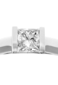 Hvidguld ring med en firkantet diamant indlagt i et glat bånd. Diamanten præsenteres tydeligt med præcise facetter og klarhed.