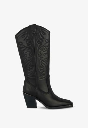 Botas de cuero negras de altura hasta la rodilla con punta afilada, que presentan patrones en relieve de espirales y un tacón grueso, diseñadas para un soporte estructurado.