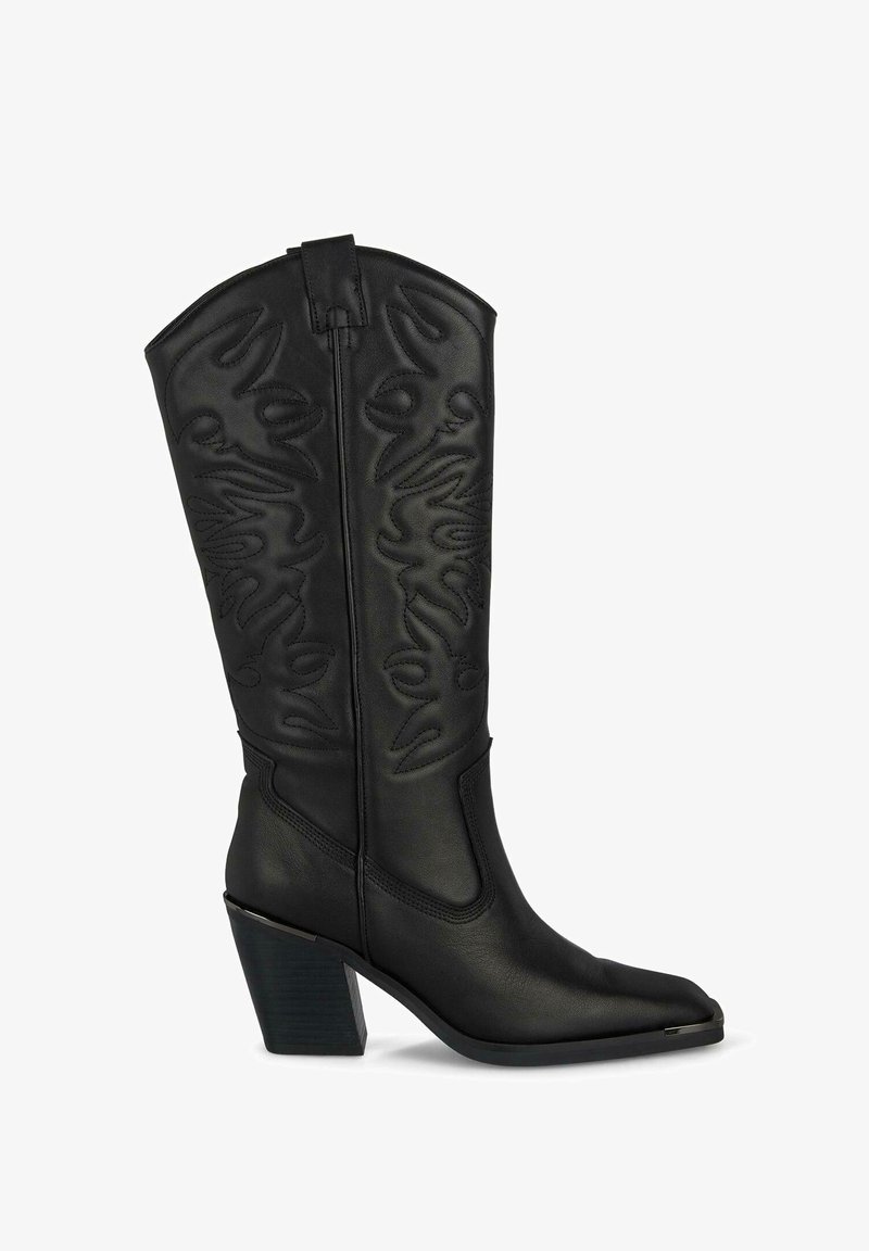 Botas de cuero negras de altura hasta la rodilla con punta afilada, que presentan patrones en relieve de espirales y un tacón grueso, diseñadas para un soporte estructurado.