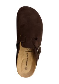 Sabot en daim marron avec une boucle, une semelle ergonomique et un bout arrondi. L'intérieur présente un texte embossé ainsi que des informations sur la taille.