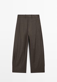 Pantaloni larghi marroni realizzati in tessuto testurizzato, con design su misura, parte anteriore piatta, due tasche laterali e una tasca posteriore.