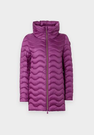 Lila gepolsterte Jacke mit hohem Kragen, die ein wellenartiges Steppmuster aufweist und einen Frontreißverschluss hat. Glattes, reflektierendes Material.