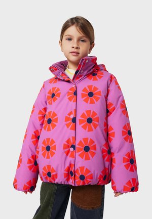Doudoune rose vif avec un grand motif floral rouge et noir, dotée d'une fermeture éclair, d'une capuche et de poignets élastiques.