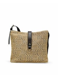 Bolso tejido en tono beige con textura estampada, presenta una correa de cuero oscura y un cierre a presión con un acento de anillo metálico.