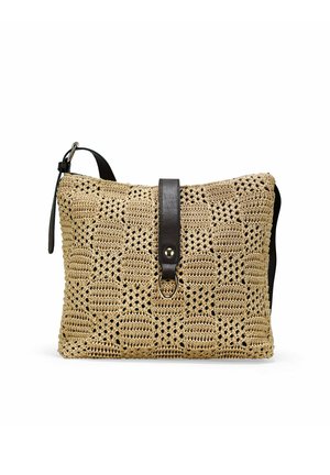 Bolso tejido en tono beige con textura estampada, presenta una correa de cuero oscura y un cierre a presión con un acento de anillo metálico.