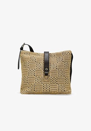 Bolso tejido en tono beige con textura estampada, presenta una correa de cuero oscura y un cierre a presión con un acento de anillo metálico.
