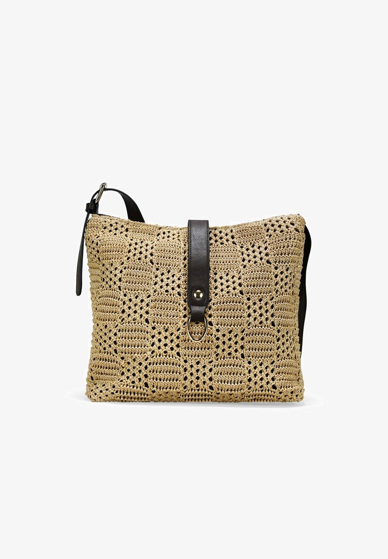 Bolso tejido en tono beige con textura estampada, presenta una correa de cuero oscura y un cierre a presión con un acento de anillo metálico.
