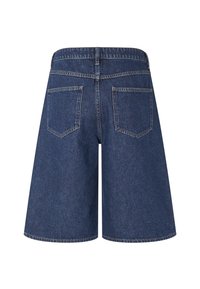Džínové šortky tmavomodrej farby s klasickým strihom. Majú pás, päť slučiek na opasok a dve zadné vrecká so štvorcovými chlopňami.