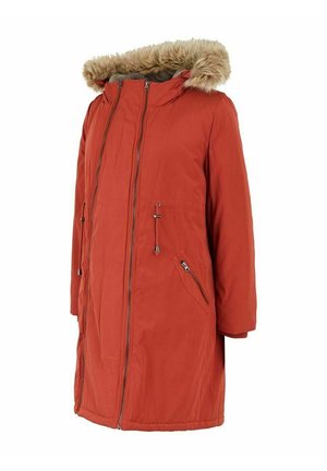 Parka rouge avec une capuche en fausse fourrure, dotée d'une fermeture éclair à l'avant, de deux poches avant et de détails à cordon. Tissu lisse avec une coupe décontractée.